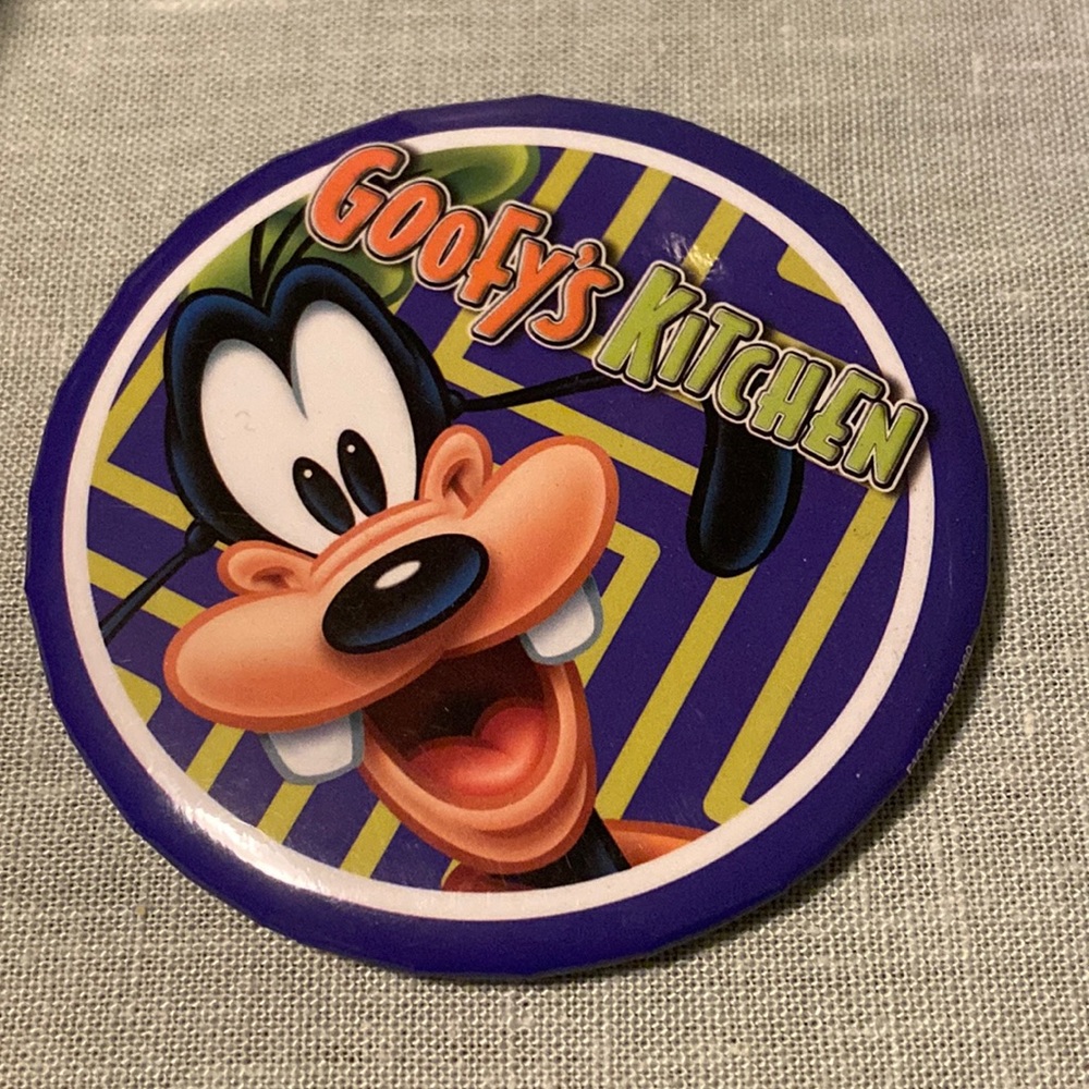 Disneyland Hotel “Goofy’s Kitchen” Collectors Disney Pin Button